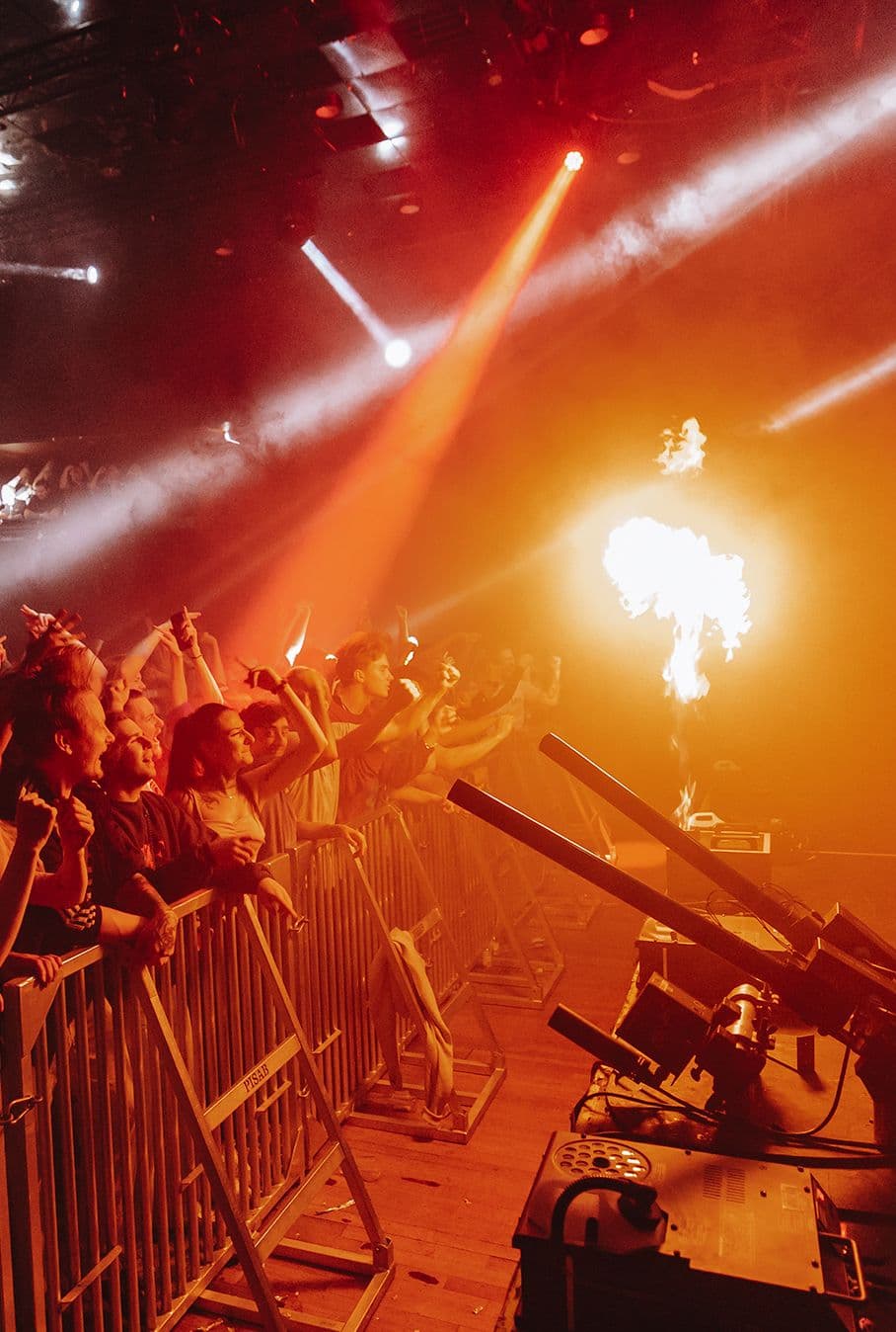Eldflamma från scenen bredvid publiken vid staketet