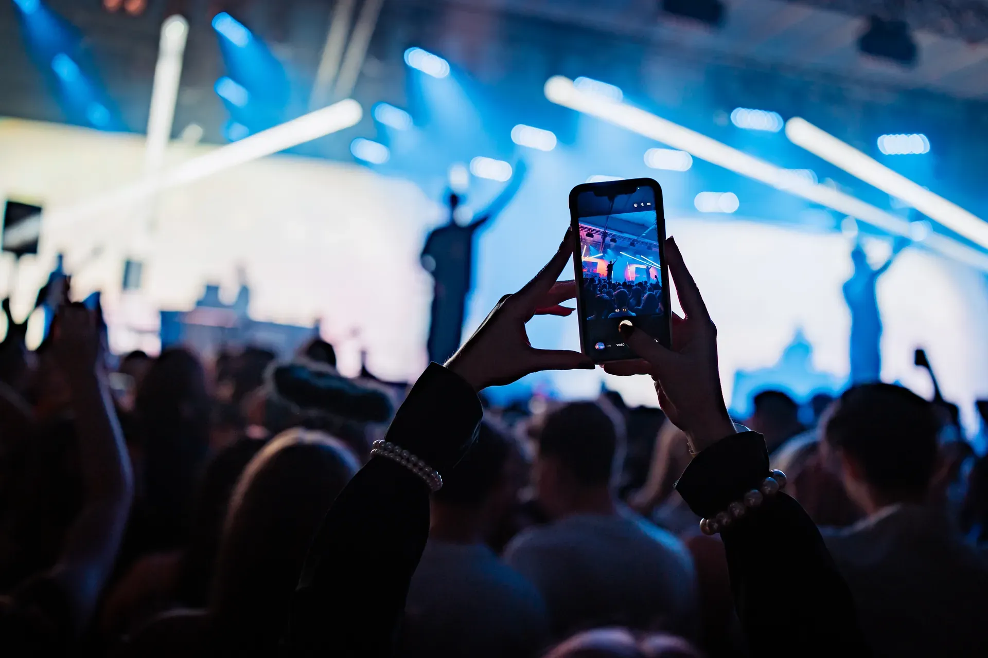 En gäst filmar scenen med mobilen under halloweenfesten
