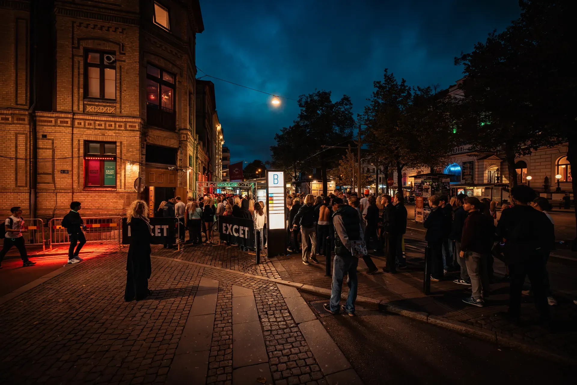 Kvällskö på gatan utanför Excet innan dörrarna öppnar